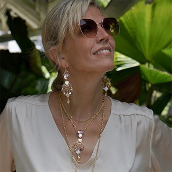 Sophie Goetsch collier et boucles d'oreilles collection Haute Couture en cristal de haute qualité rose poudre, beige et nacre
