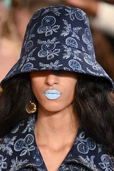 Chapeau cloche pour femme tons bleus impression tapisserie