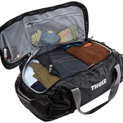 Le sac de voyage THULE ouvert qui se porte aussi en sac à dos.
