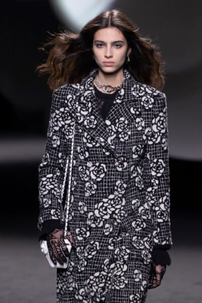 Chanel AH 2023/2024 manteau à motifs fleurs camélias noirs et blancs