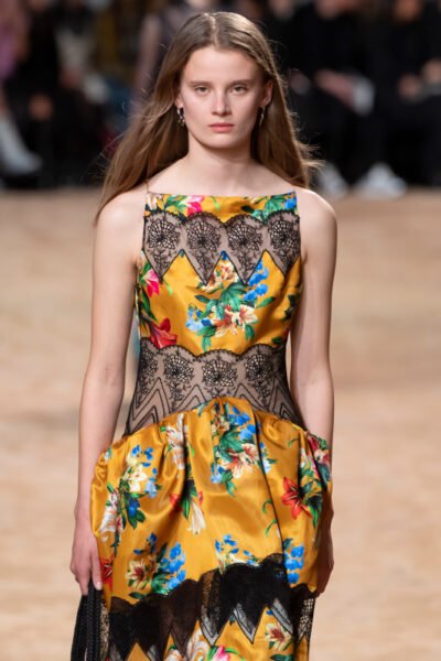Paco Rabanne AH 2023/2024 robe en soie couleur or à motifs fleurs brodés influences japonisantes
