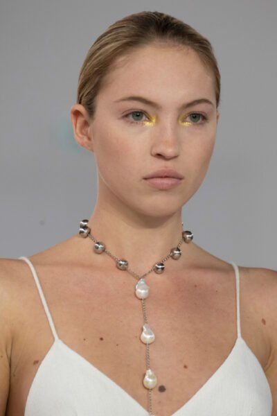 Chloé AH 2023/2024. Collier cravate perles blanches et métal argenté