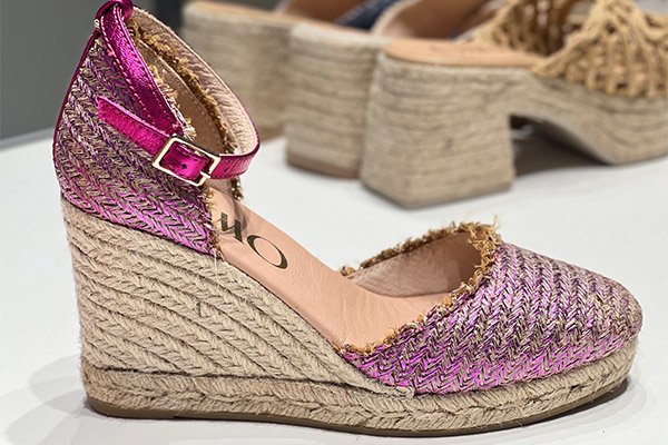 Sandale compensée en cordes matériaux irisés violets GAIMO Collection printemps été 2024