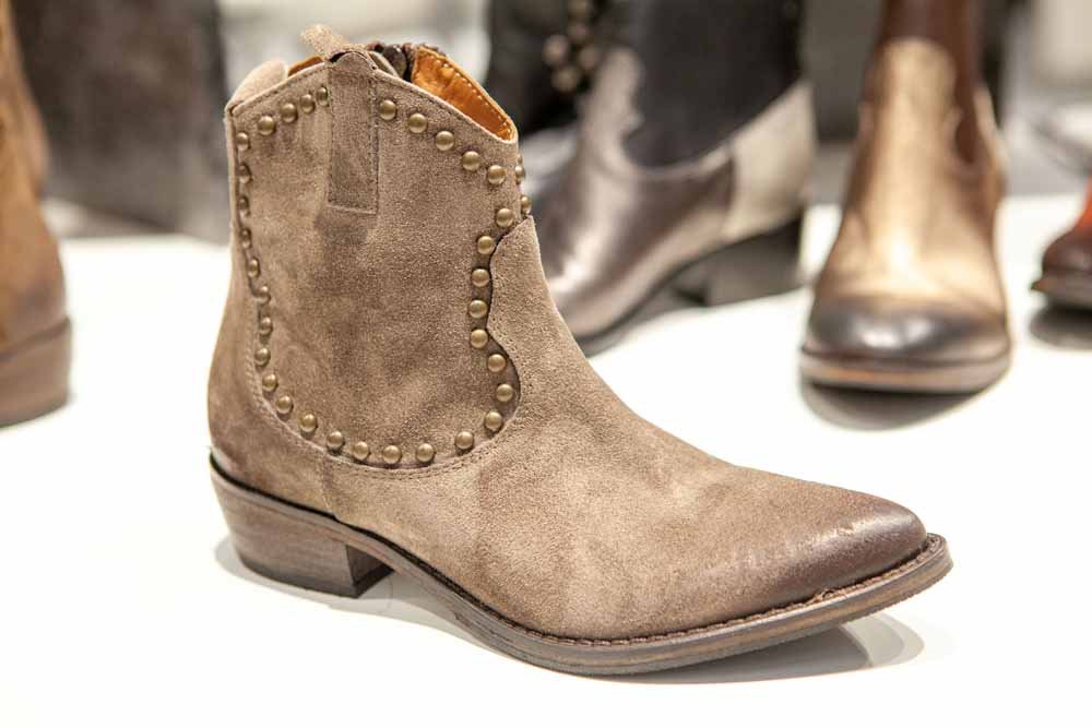 Boots santiag en cuir beige vintage avec clous modèle automne hiver 2023/2024